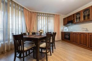 cocina y comedor con mesa y sillas en Vazov Residence , two bedroom top centre apartment, en Varna