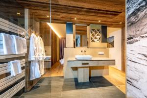 Kuchnia lub aneks kuchenny w obiekcie ALMGUT - Mountain Wellness Hotel