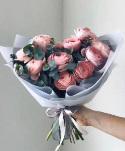 a person holding a bouquet of pink roses at Apartmen28juni in Chernivtsi