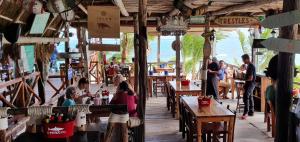 eine Gruppe von Personen, die in einem Restaurant an Tischen sitzen in der Unterkunft Cancun Amara in Cancún