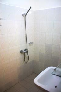 a shower in a bathroom with a tub and a sink at Hôtel Résidence Madiba in Lomé