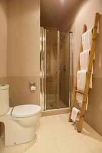 La salle de bains est pourvue d'une douche et de toilettes. dans l'établissement Chillout Hotel Tres Mares, à Tarifa