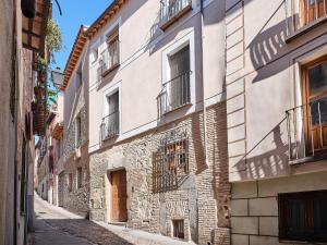 an alley in a city with a building at La Casa del Lirón by Toledo AP in Toledo