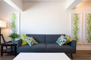 A seating area at BHost - Suite La Merced