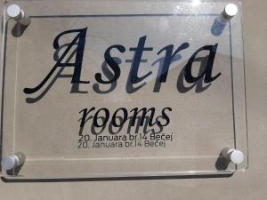 En logo, et sertifikat eller et firmaskilt på Astra
