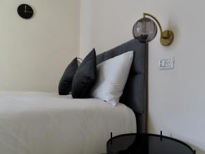 מיטה או מיטות בחדר ב-B12 Inn