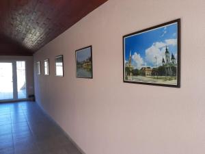 Bečej的住宿－Astra，墙上有三幅画的房间