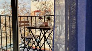 d'une table et de deux chaises sur un balcon. dans l'établissement Memphis design apartment, à Séville