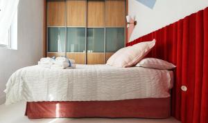 - une chambre avec un lit doté d'une tête de lit rouge dans l'établissement Memphis design apartment, à Séville
