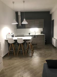 uma cozinha com mesa e cadeiras num quarto em Studio Centre ville Castellane em Castellane