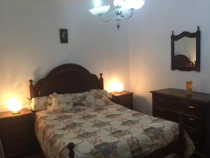 ナザレにあるHolidays Vista Mar Nazareのベッドルーム1室(ランプ2つ、鏡付)