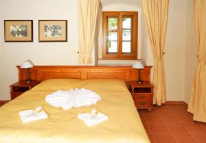 Una cama o camas en una habitación de Hotel Kristin Hrádek