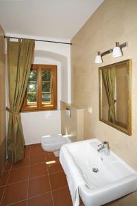 Un baño de Hotel Kristin Hrádek