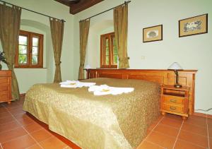 Una cama o camas en una habitación de Hotel Kristin Hrádek