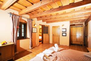 Una cama o camas en una habitación de Hotel Kristin Hrádek