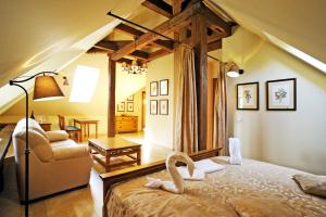 Una cama o camas en una habitación de Hotel Kristin Hrádek