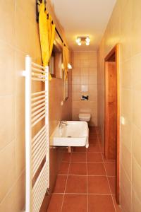 Un baño de Hotel Kristin Hrádek