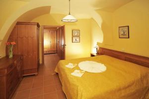 Una cama o camas en una habitación de Hotel Kristin Hrádek