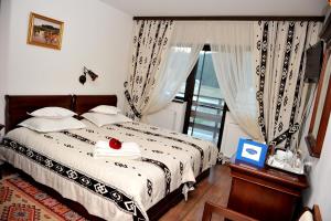 سرير أو أسرّة في غرفة في Pensiunea Casa Doamnei Voronet