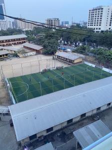 una vista sul soffitto di un campo da tennis in città di Posh Hotel and Suites Victoria Island a Lagos