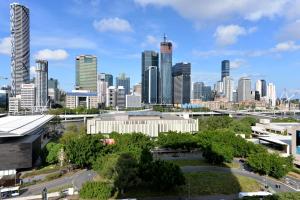 a view of a city skyline with tall buildings at Hope Street Apartments by CLLIX in Brisbane