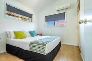 Giường trong phòng chung tại Ingenia Holidays Hervey Bay