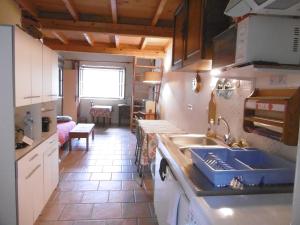 una cucina con lavandino e piano di lavoro di Le Val Léron a Valaurie