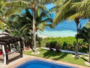 A view of the pool at Villa Albatros Cancun or nearby