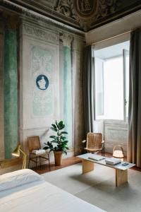 - une chambre avec un lit, une table et une fenêtre dans l'établissement Numeroventi Design Residency, à Florence