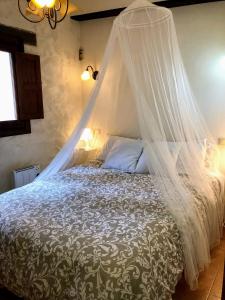 Llit o llits en una habitació de La casita Rubí en ZAFIRO LAGUNAZO Parque Natural del Río Mundo