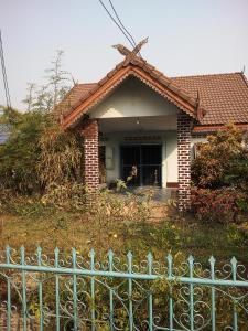 uma casa com uma cerca em frente em Tent KONOK em Ban Huai Dua