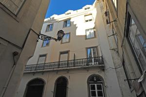 een gebouw met een balkon aan de zijkant bij Localtraveling Historic Center Travessa in Lissabon