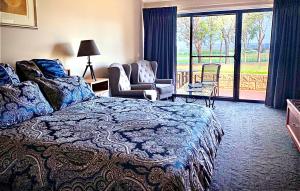 Cette chambre d'hôtel comprend un lit et un balcon. dans l'établissement Estate Tuscany, à Pokolbin