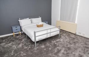 Un dormitorio con una cama con una cesta. en The Kensington House - Contemporary Accommodation in Nottingham, en Nottingham