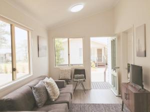 彭里斯Nepean Shores by Gateway Lifestyle Holiday Parks的带沙发和电视的客厅