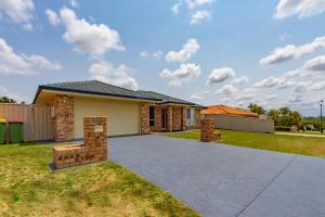 uma casa com uma entrada de pedra em frente em Executive and Family Home Large - Flinders View 24 em Ipswich