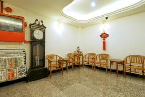 فندق نان يانج في كوالالمبور: غرفة طعام بها ساعة وطاولات وكراسي
