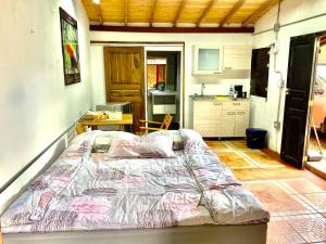 1 dormitorio con 1 cama grande en la cocina en Compostela cabaña privada (private cabin for rent) en Jardín