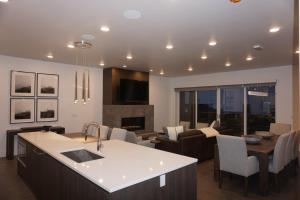 Private Hot Tub- Luxury 4Br 4Ba Residence in Canyons Village condo
