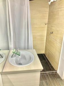 A bathroom at Compostela cabaña privada (private cabin for rent)