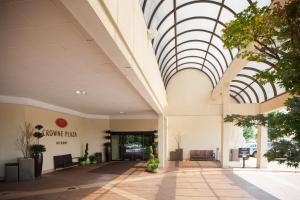 una hall di un edificio con soffitto in vetro di Crowne Plaza Hotel Hickory, an IHG Hotel a Hickory