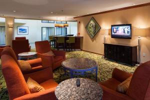 Lounge o bar area sa Crowne Plaza Hotel Hickory, an IHG Hotel