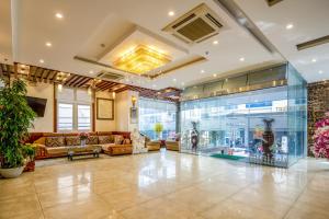 een lobby met een grote vitrinekast bij Tay Bac Hotel Da Nang in Da Nang