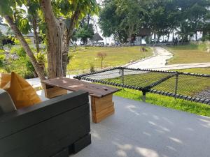 In Touch Resort في كو تاو: جلسة كنب خشبي بجانب حديقة