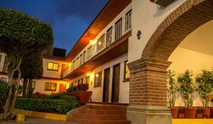 un bâtiment avec un pilier en briques devant lui dans l'établissement Hotel Posada Santa Bertha, à Texcoco de Mora