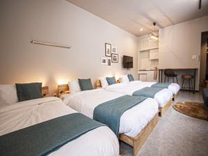 מיטה או מיטות בחדר ב-UCHI Living Stay KCU