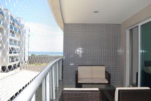 - Balcón con silla en un edificio en Le Bon Vivant apto D206, en Arraial do Cabo