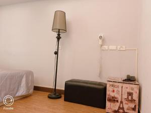 a room with a lamp and a bed and a box at 戀真會館 in Taichung