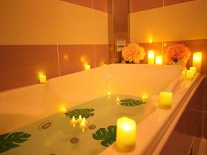 een bad met kaarsen erin en kaarsen erin bij Hotel GIG (Adult Only) in Kawagoe