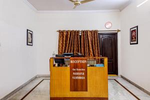 una habitación con un escritorio con un cartel. en NirmalVilla Cherry, en Hyderabad
